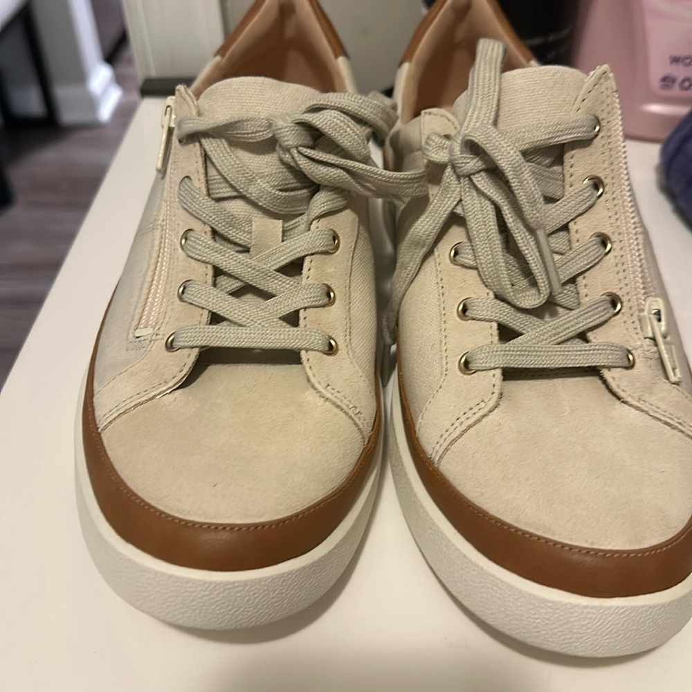 Vionic cute and has arch support Brand new size 9